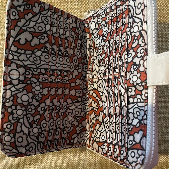 Vera Bradley Cream Quilted Women's wallet nwt retail $70 - Picture 3 of 4